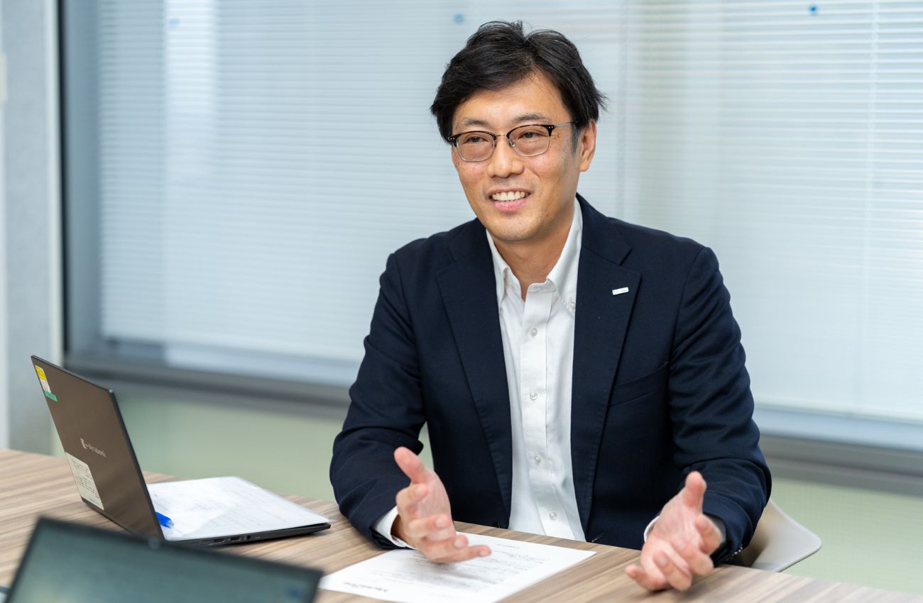 ハウス食品株式会社 食品事業本部 事業戦略企画部 ブランドプロモーション企画課長 安達 晋氏ハウス食品のブランドコミュニケーションやプロモーション全般を担当。マス広告、デジタル施策、イベントなどあらゆる顧客接点における施策の立案から実行までを担う。