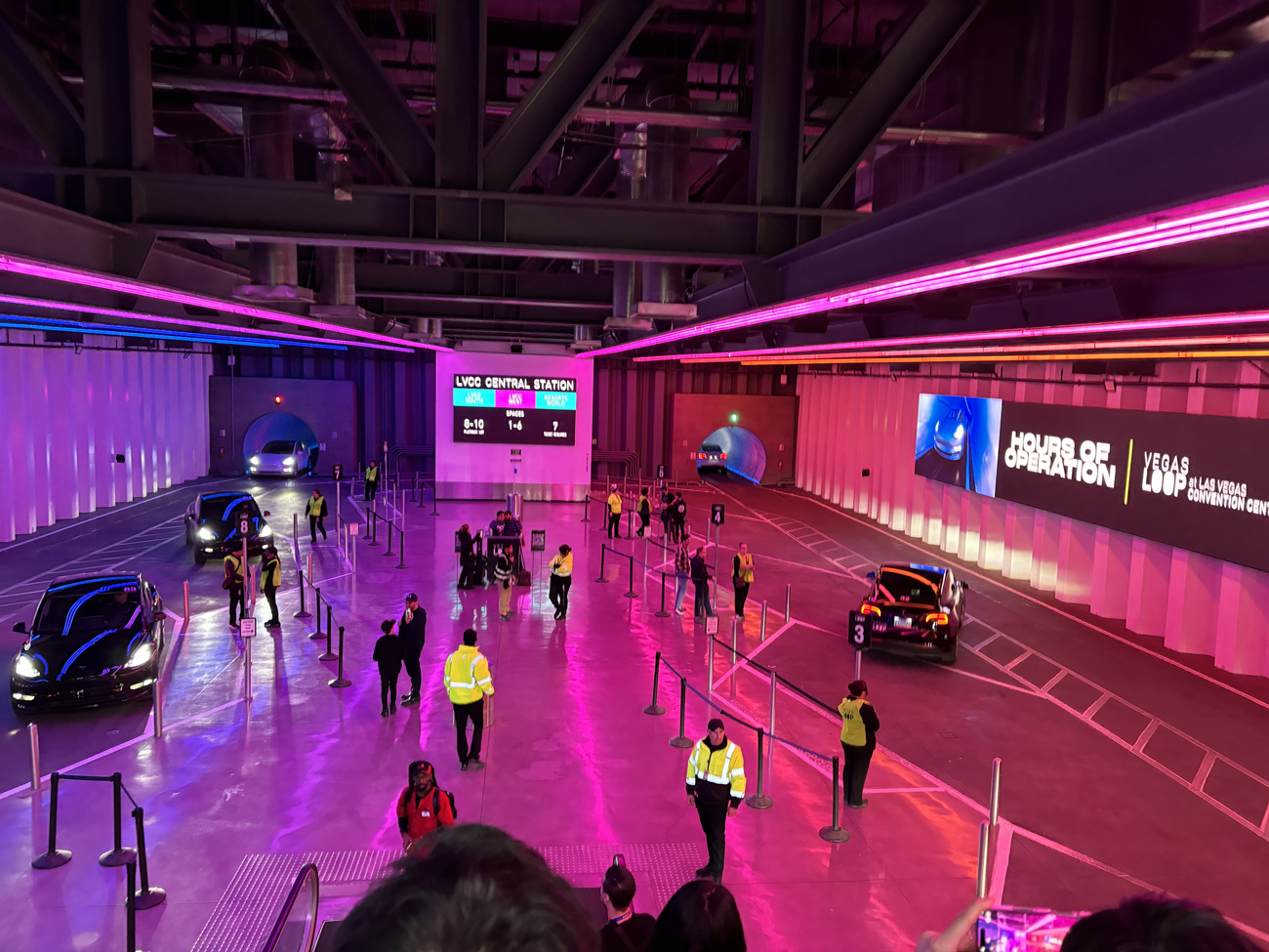 会場内の移動なら、CES入場バッジを見せれば無料で利用することができる