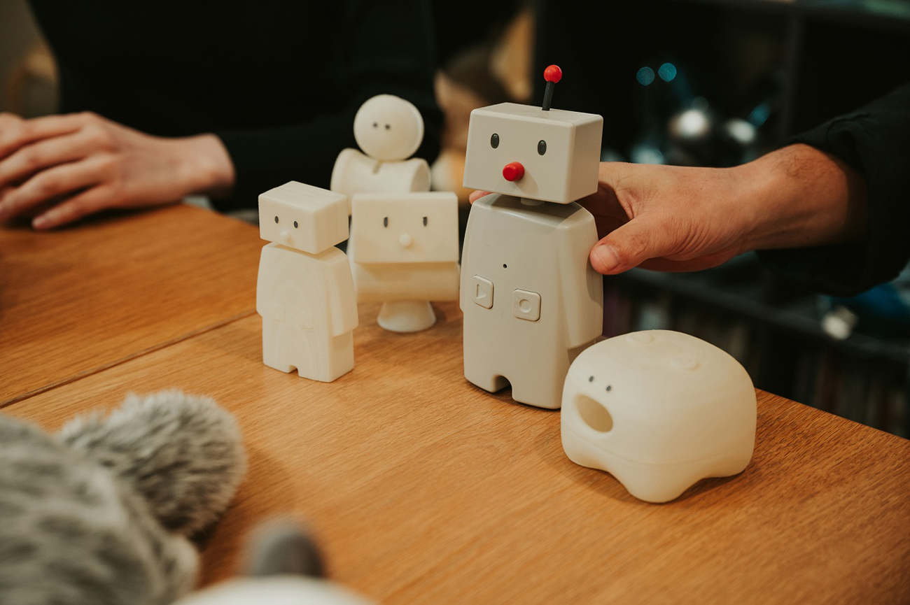 青木さんの手が添えられているのが、実際にリリースされた「Bocco」。そのまわりがBoccoの試作品たち。