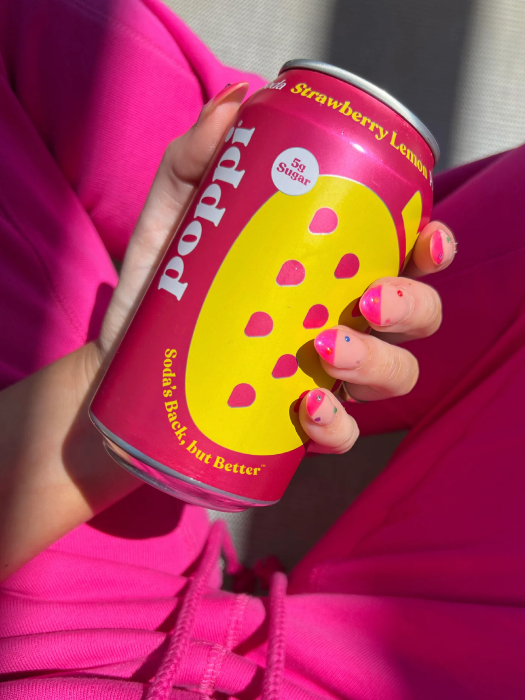 Poppiの健康飲料らしくないポップなパッケージ（Poppi公式サイト） 