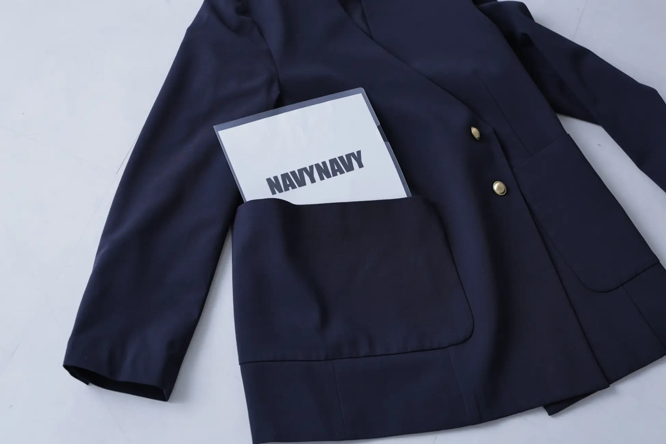 NAVYNAVYの人気商品であるジャケット。A4サイズの資料が入る大きなポケット、シワになりにくい生地などスマートな作りになっている