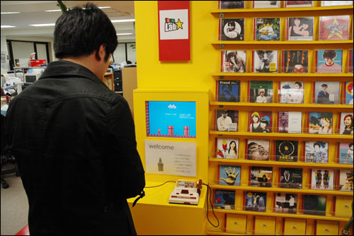 チームラボの受付にはファミコンが置いてある チームラボの受付にはファミコンが置いてある