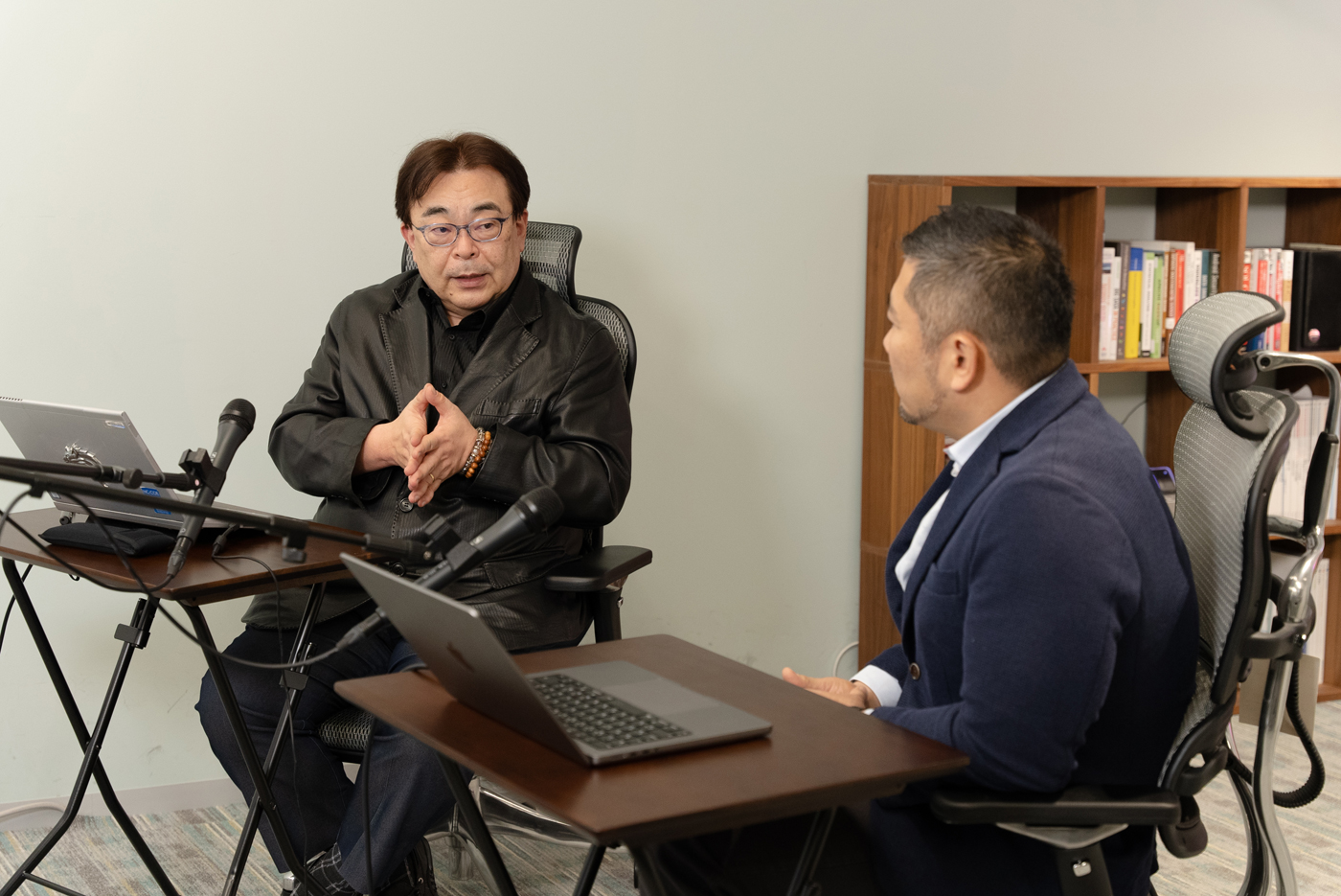 左から、横河電機で常務執行役員 兼 マーケティング本部本部長 阿部剛士さん、トレジャーデータ 最高執行責任者 小澤正治さん