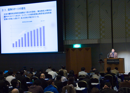 契約台数は1億を突破し端末契約数の成長は穏やかに。今後はコンテンツ利用者の拡大が重要になる