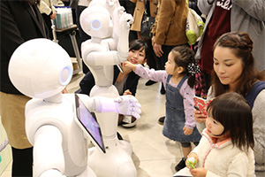イオンモールが導入したPepperでは、ソフトバンクとよしもとロボット研究所が共同開発した接客アプリケーションを採用