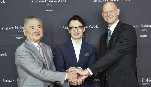 （左から）日本ファッション・ウィーク推進機構理事長三宅正彦氏、Amazon Japan 社長 ジャスパー・チャン氏、Amazon Fashion バイスプレジデントのジェームズ・ピータース氏