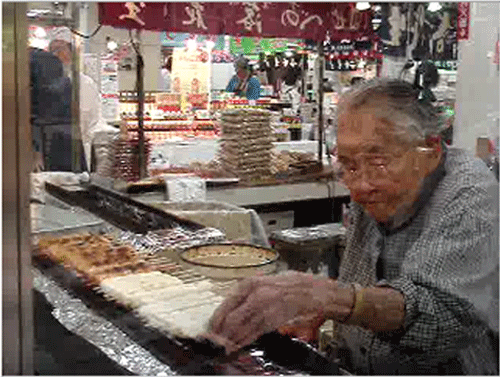 御年94歳で、元気にお団子を焼き続ける大会の名物おばあちゃん「二四三屋（ふじみや）」の田村艶枝（つやえ）さん（駅弁大会への道'07ブログより