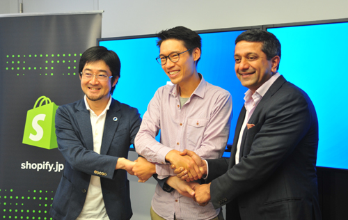 左から、ペイパル カントリーマネージャーの曽根崇氏、Shopify国際事業統括責任者のマーク・ワング氏、ペイパル CEOのローハン・マハデバン氏
