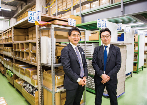 イー・ロジット CEO 角井亮一さん（写真左）、通販物流事業部 営業部 課長 土橋恵司さん（写真右）