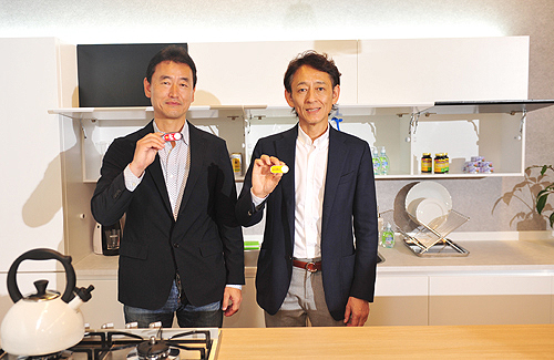 アマゾンジャパン デバイス プロダクト・マネージメント部 品プロダクトマネージャー 橋本肇氏(写真左)、同社 消費財事業本部 統括本部長 Vice President 前田宏氏