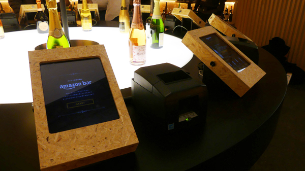 Amazon Bar 注文用端末 / 質問への回答が完了し、最後に注文するお酒を選択するとレシートが出てくるので、それをカウンターに持っていき、お酒と引き換える。