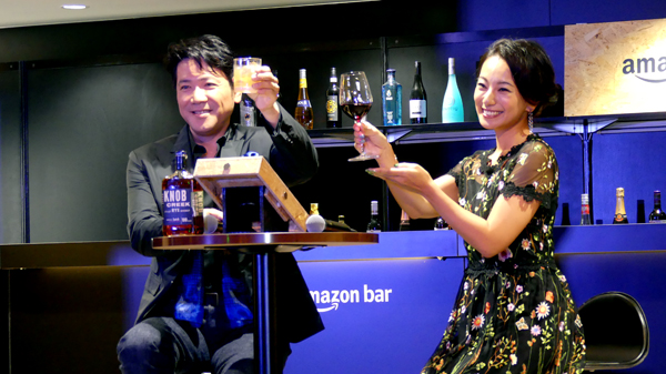 Amazon Bar を楽しむ 俳優・役所広司さん(左)、三船美佳さん(右)