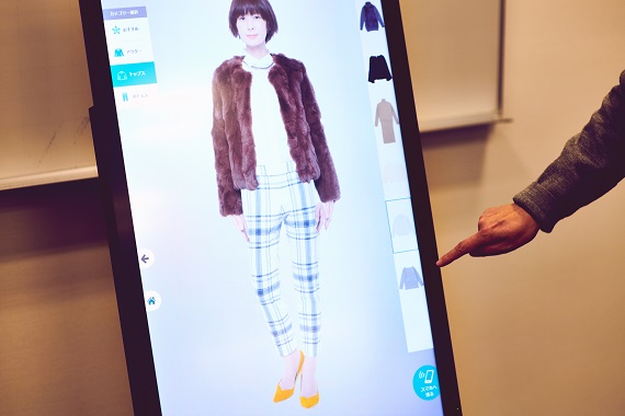SCreen SHOPでデモを行いながら、「いずれはカメラを内蔵し、このアバターも、目の前のユーザーの顔にしたい」と樋口氏は話す