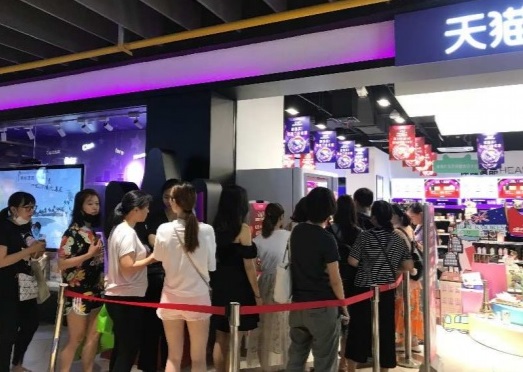 越境製品を購入前に体験できる Tmall Global のオフライン店舗も盛況