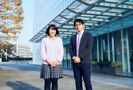 株式会社ワコールホールディングス　経営企画部 情報セキュリティ推進担当 係長 薮下孝一さん（右）／株式会社ワコール 情報システム部 小売情報システム課 加茂優里さん（左）