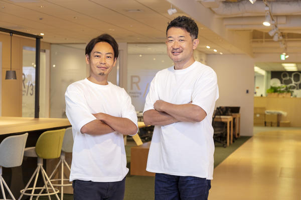 写真左から、Over The Border Inc.代表取締役 倉島應介、取締役 吉松徹郎。
