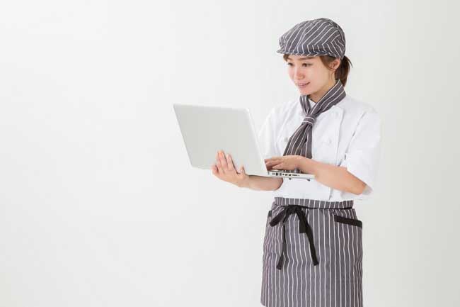 コックコートを着た女性