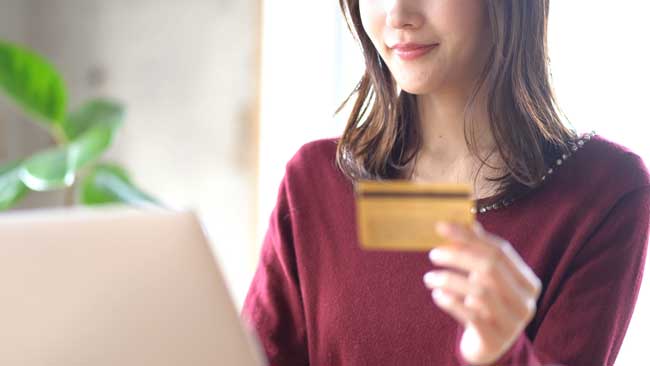 ネットショッピング creditcard young woman