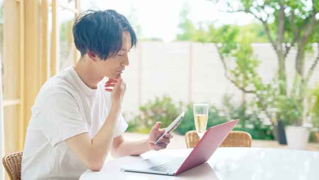 パソコンを使う女性