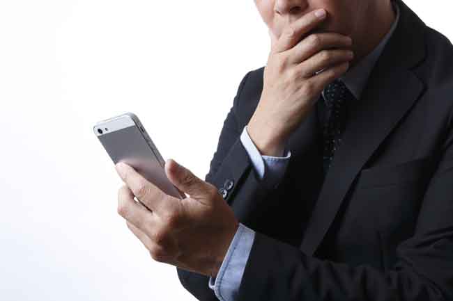 スマホを使う中年男性