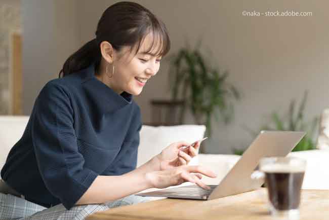 ネットショッピングをする若い女性