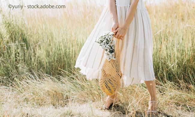 woman natural clothes eco mesh string bag wildflowers