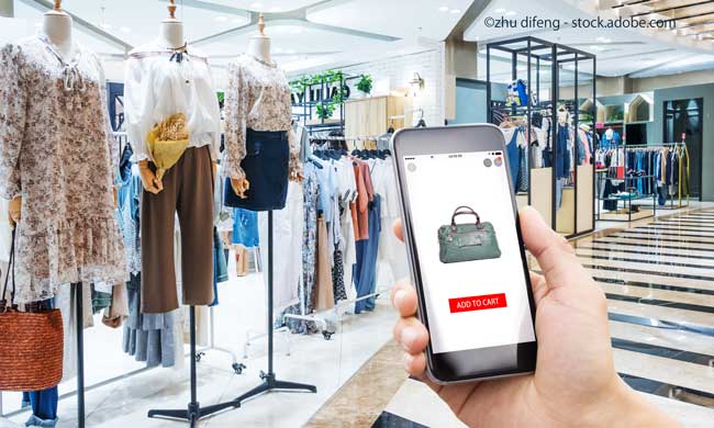 アパレルの実店舗でスマートフォンのECサイトで購入するイメージ
