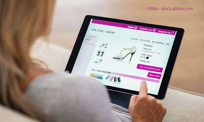 靴のECサイトで購入する女性のイメージ