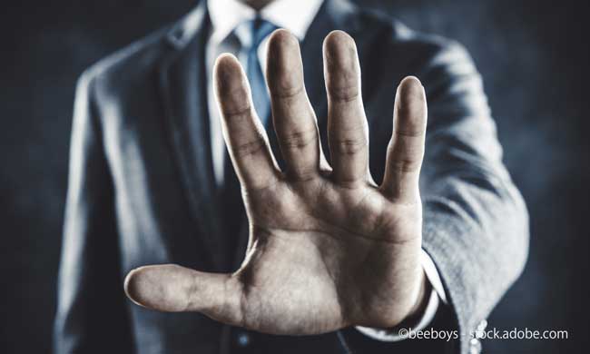 手のひらを出してストップする男性