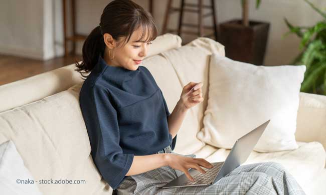 ネットショッピングをする女性