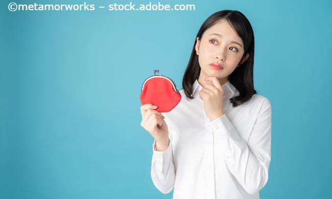 節約を考える女性