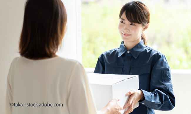 ネットショップの荷物を直接受け取る女性
