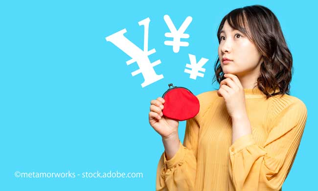 財布を手に計算する女性