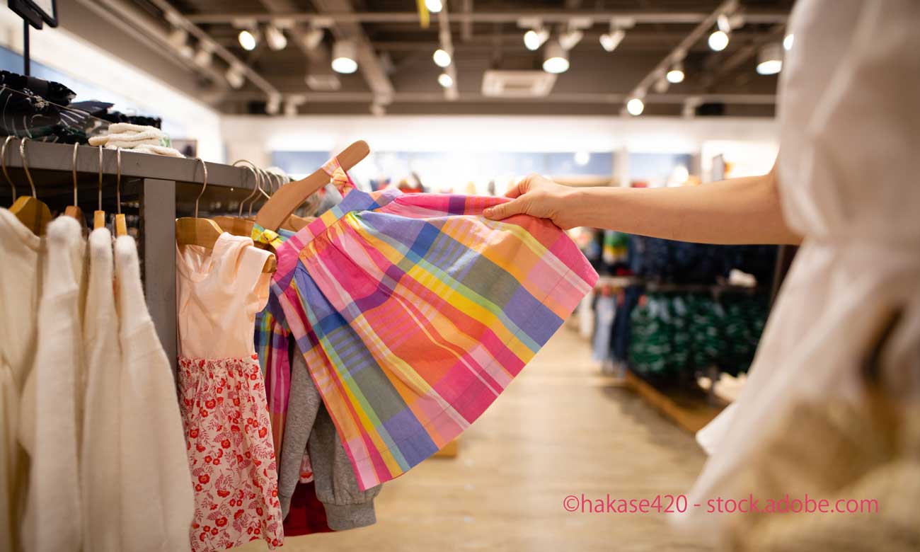 店舗で洋服を見る女性