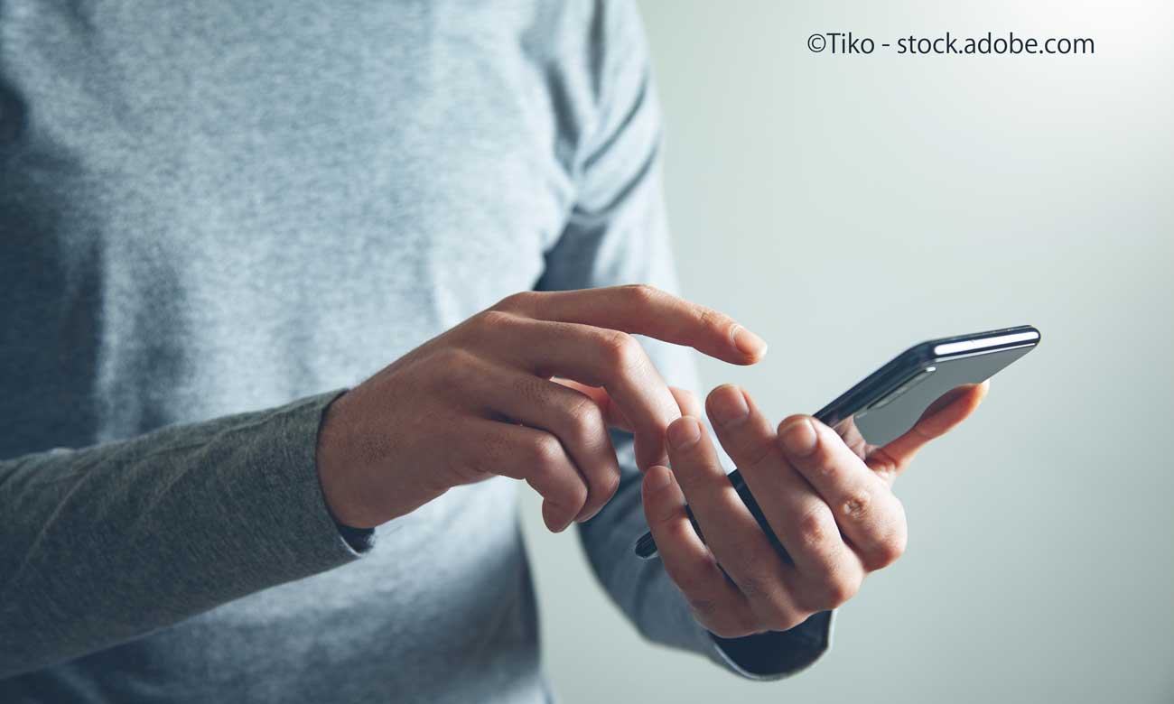 スマートフォンを操作する男性