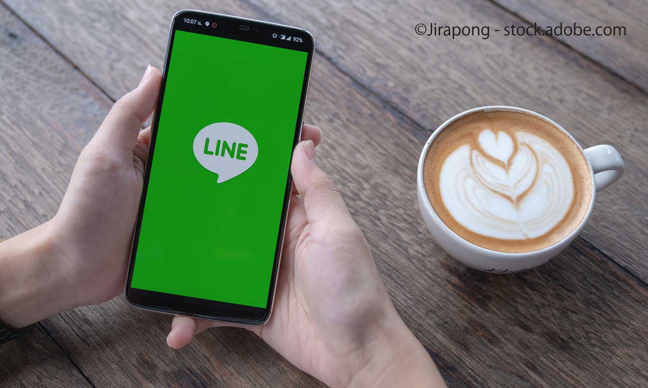 LINEの画面を見る女性