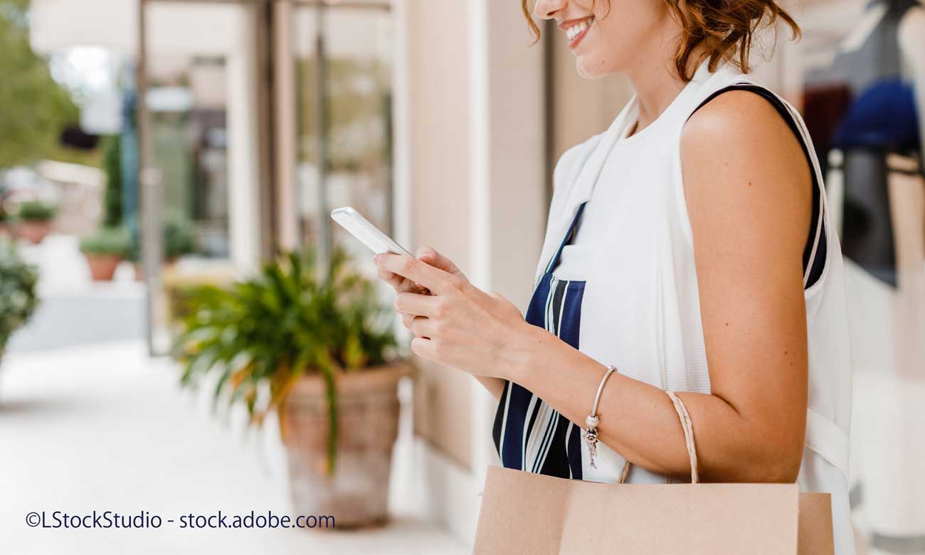 スマホで買い物を楽しむ女性