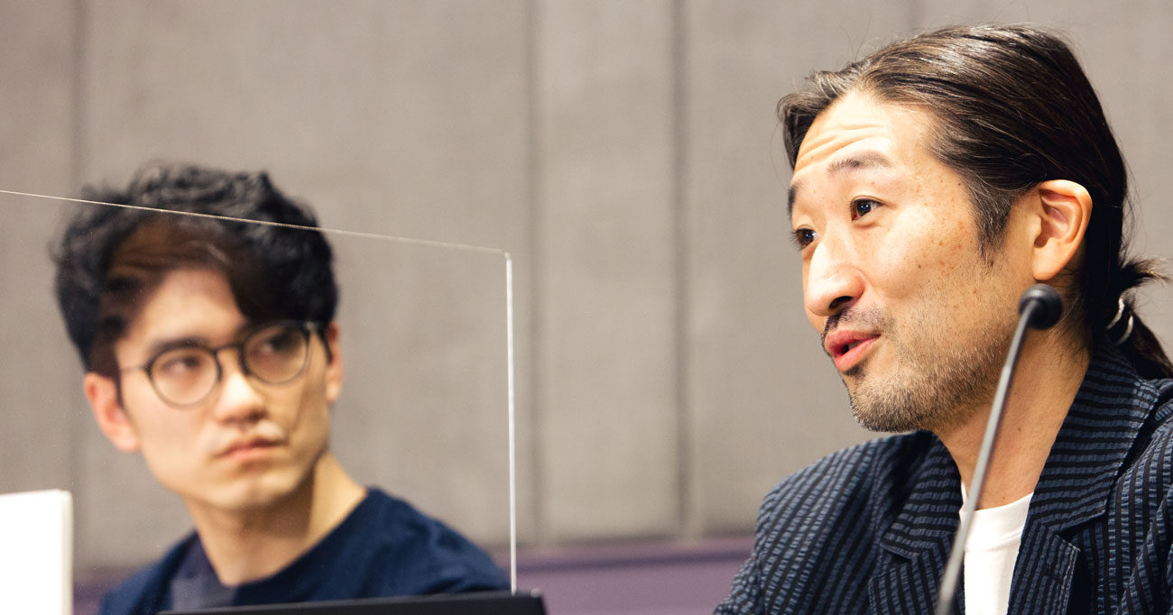 ディスカッションする写真