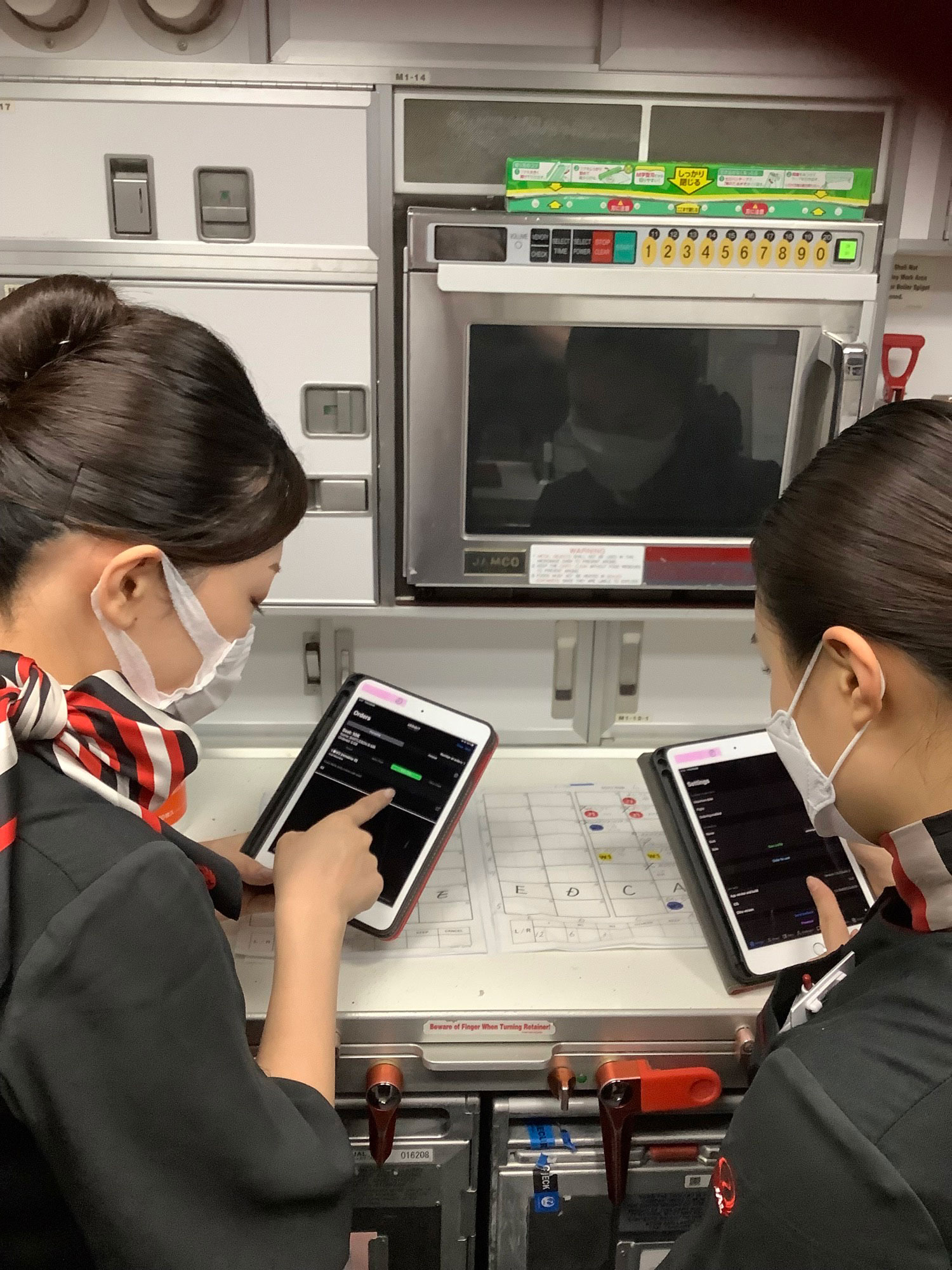 端末を使用するフライトアテンダント