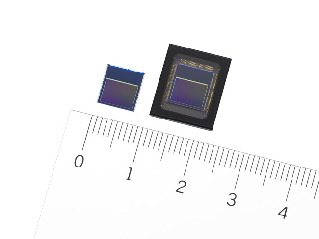 ソニーのインテリジェントビジョンセンサー「IMX500」（左）