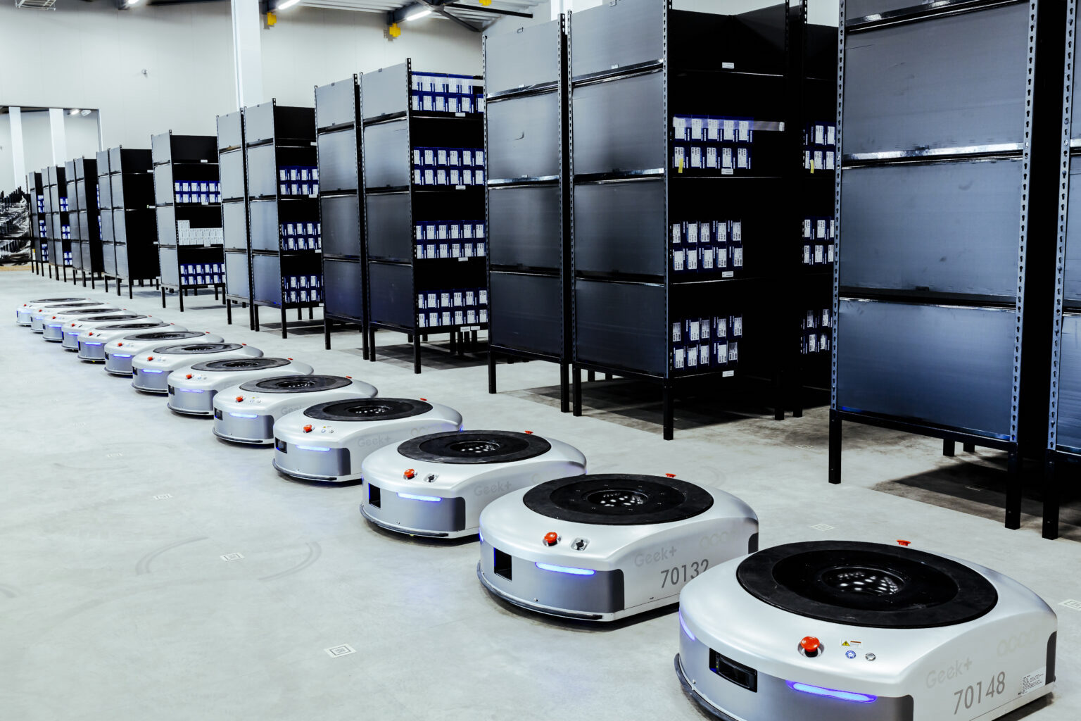 ギークプラスが提供する自動搬送ロボットEVE