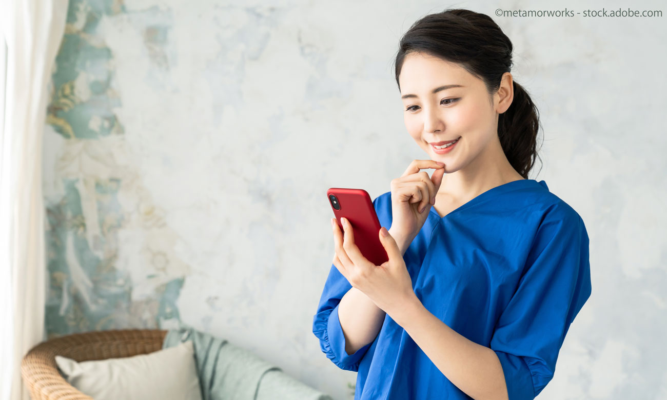スマホを見る女性