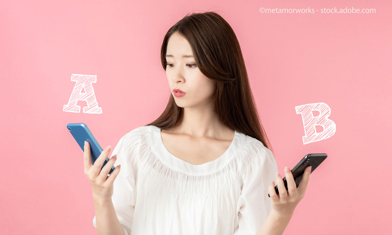 スマホアプリを比較する女性