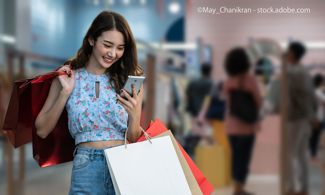 店舗アプリで買い物を楽しむ女性