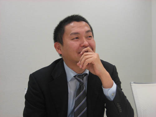 「顔文字に苦戦」と郷司氏