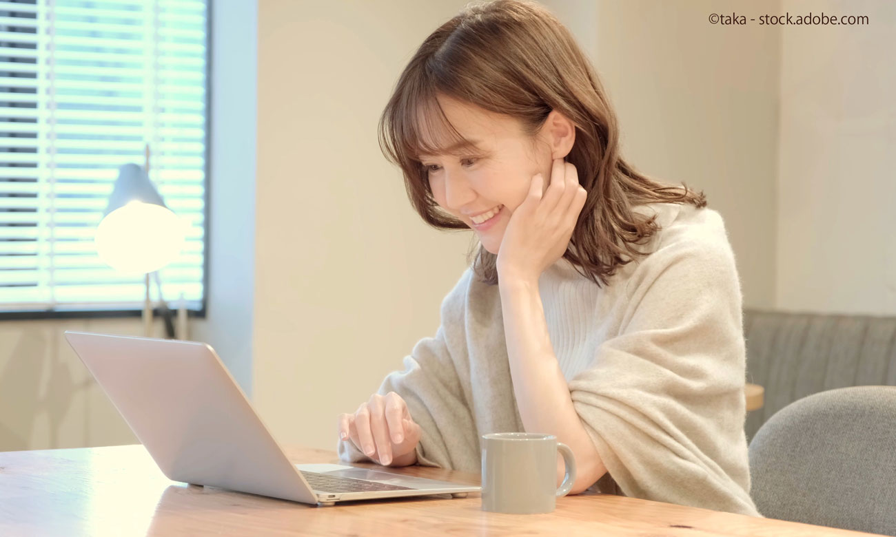 新しいアプリに驚く女性