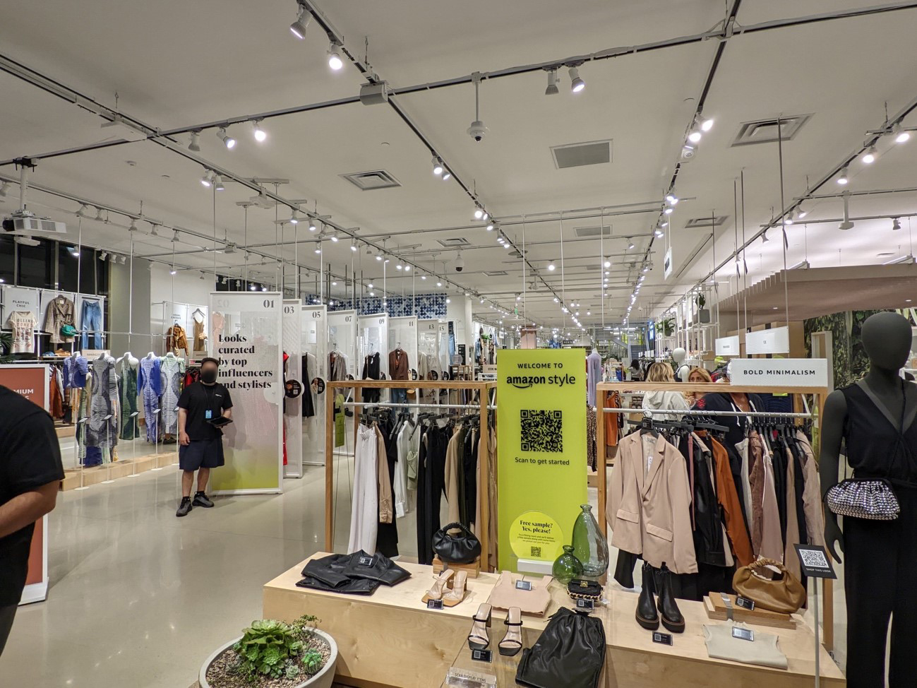 Amazon Style 店内入り口付近