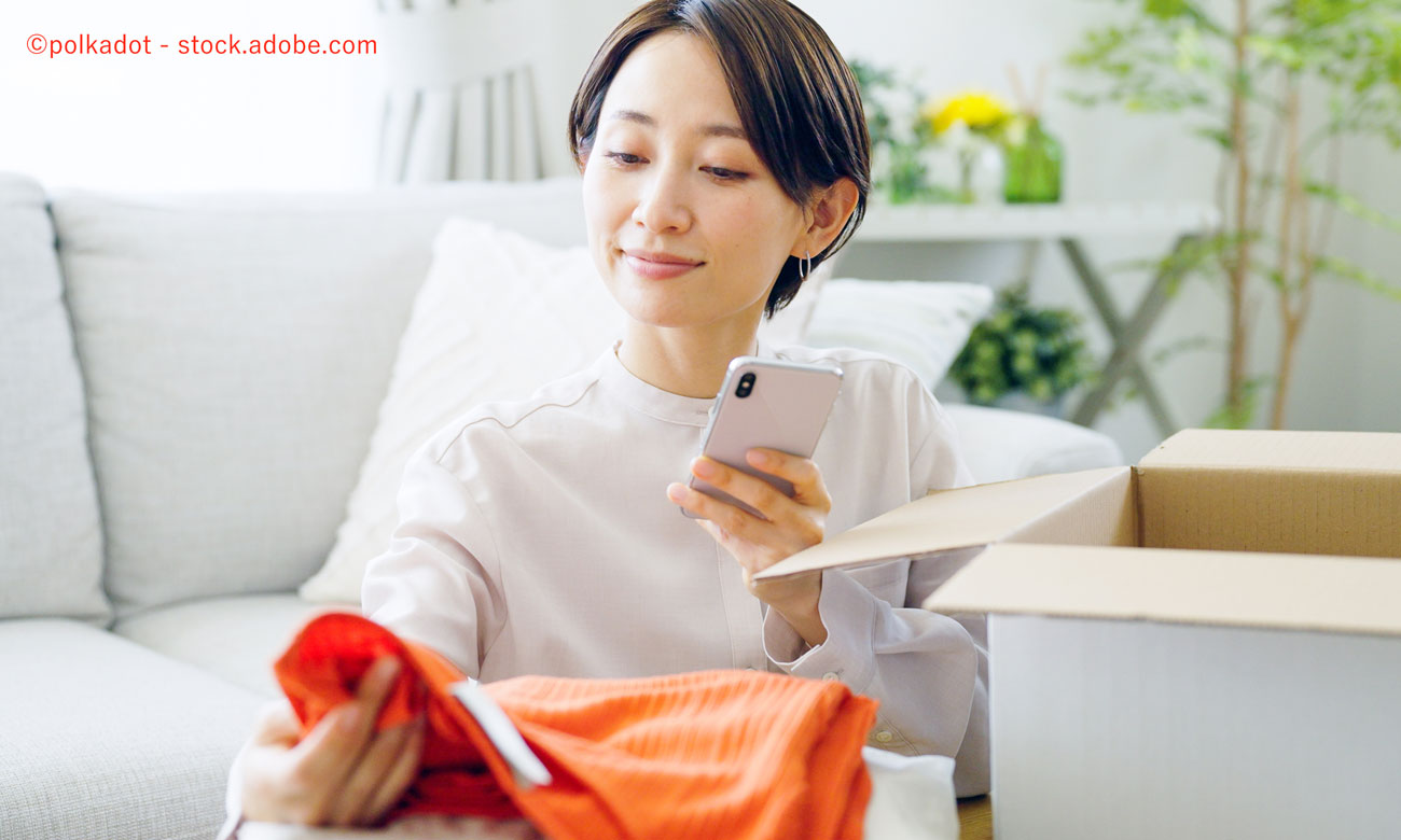QVCジャパンで購入した商品をスマホで撮影する女性のイメージ