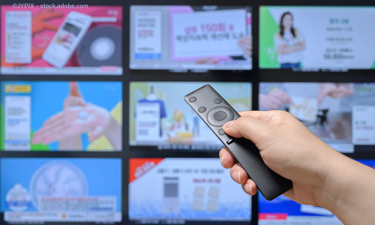 テレビショッピングする人のイメージ