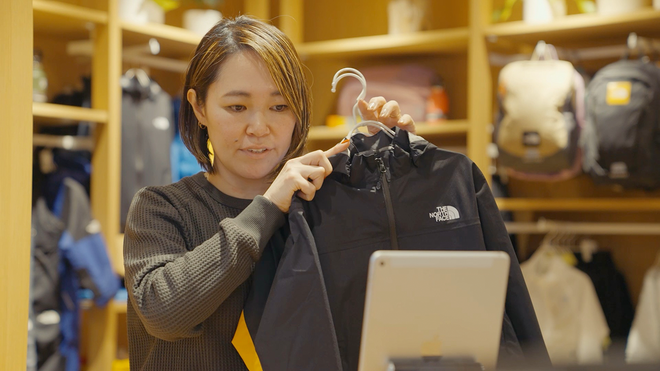 ビデオ接客をする販売員